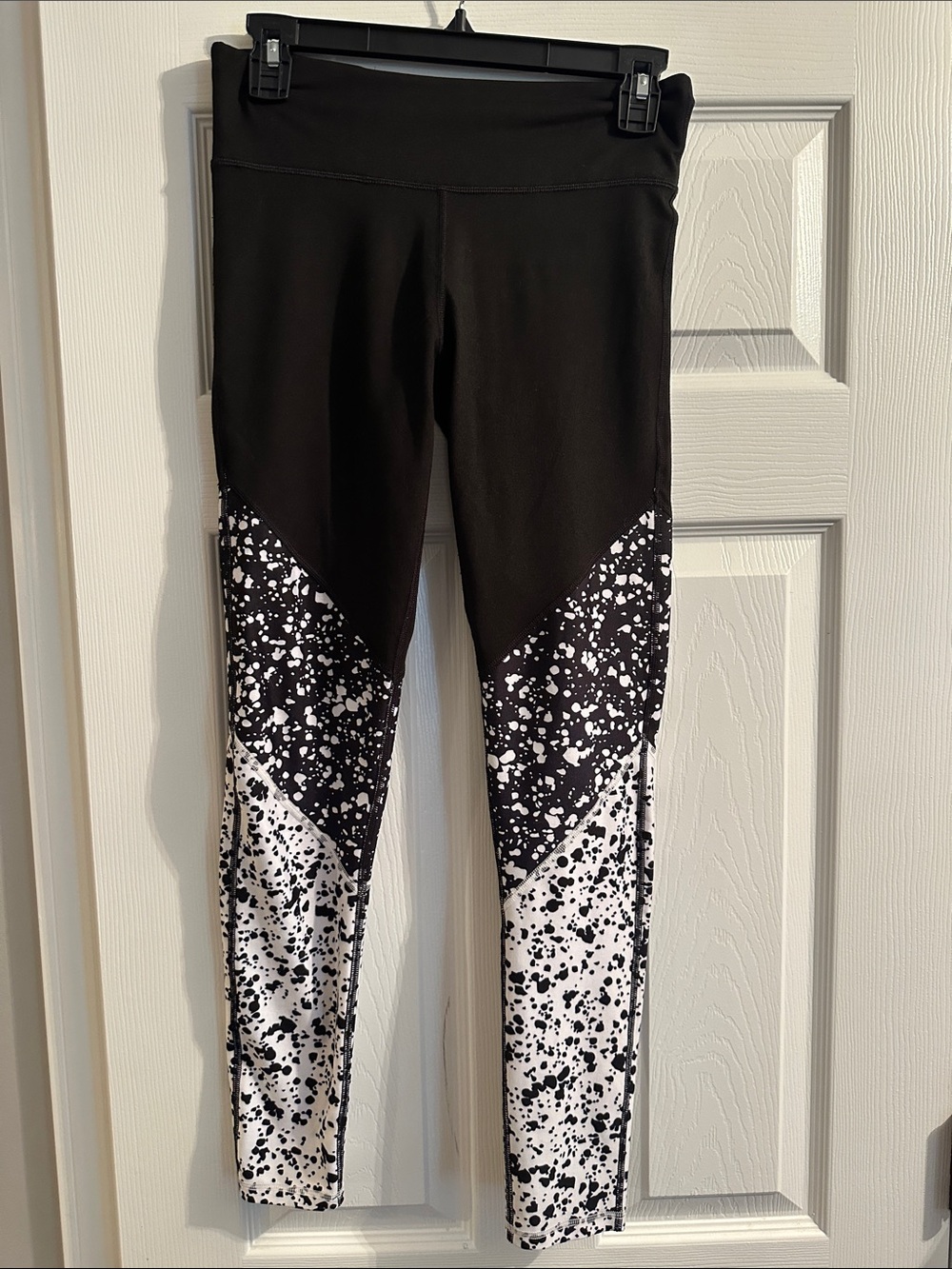 Black and white leggings size small.